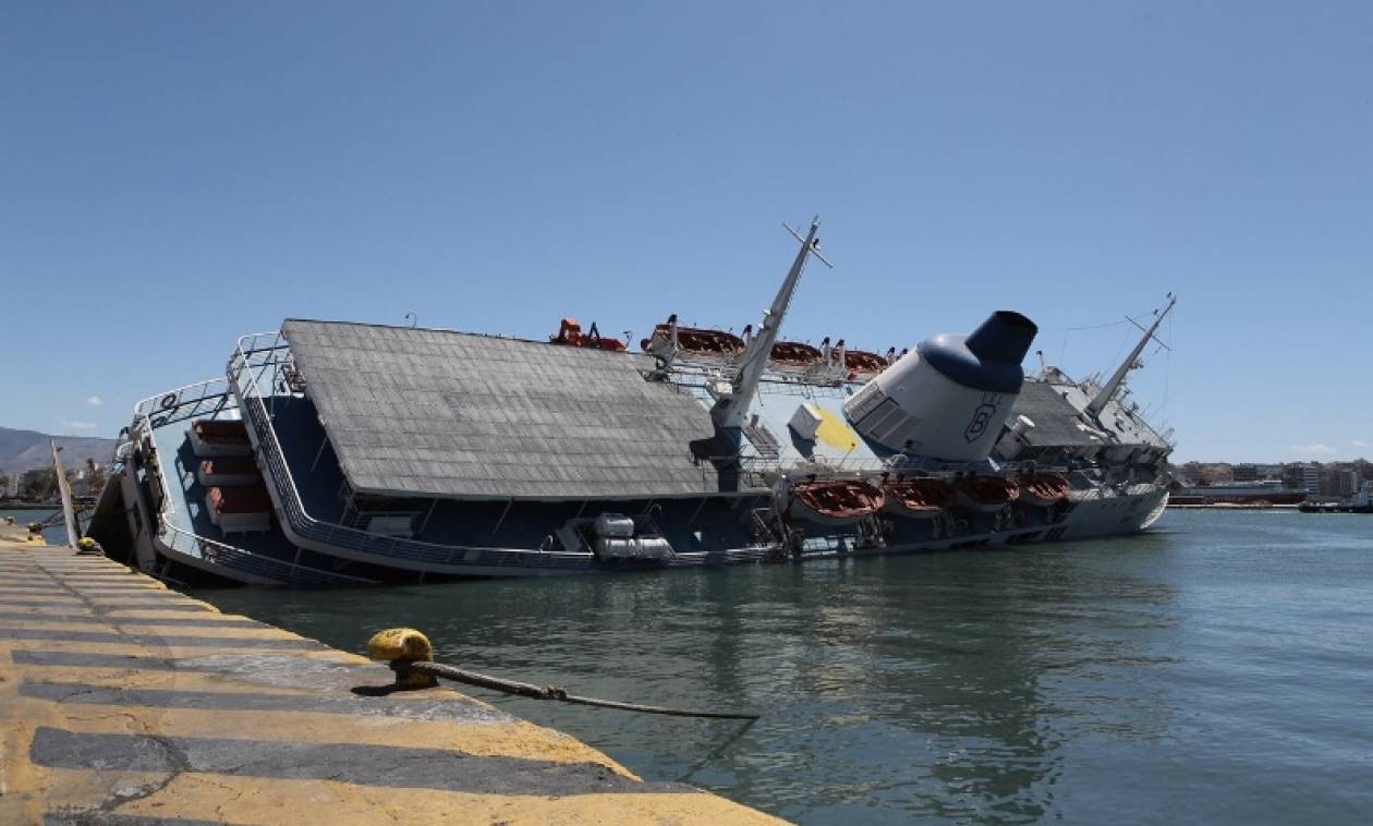 ΤΩΡΑ: Βυθίζεται πλοίο στο λιμάνι του Πειραιά (photos, videos)