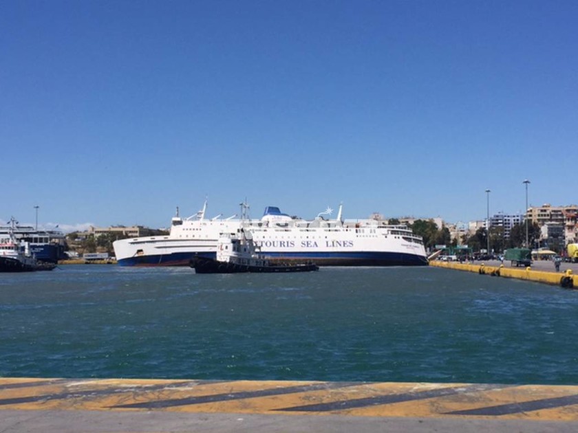 ΤΩΡΑ: Βυθίζεται πλοίο στο λιμάνι του Πειραιά