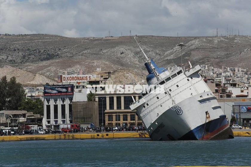 ΤΩΡΑ: Βυθίζεται πλοίο στο λιμάνι του Πειραιά