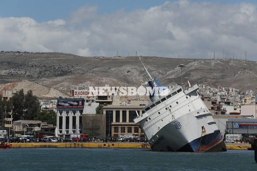 Παραλίγο να βυθιστεί στο λιμάνι του Πειραιά το «Παναγία Τήνου» (pics&vid)