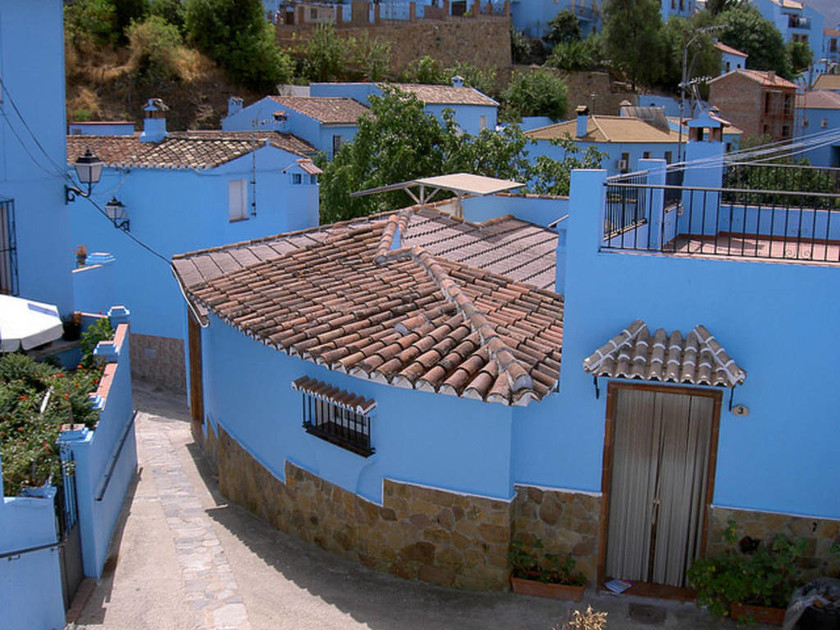 Κι όμως τα στρουμφάκια κατάγονται από το μπλε και πανέμορφο ανδαλουσιανό χωρίο Júzcar! 