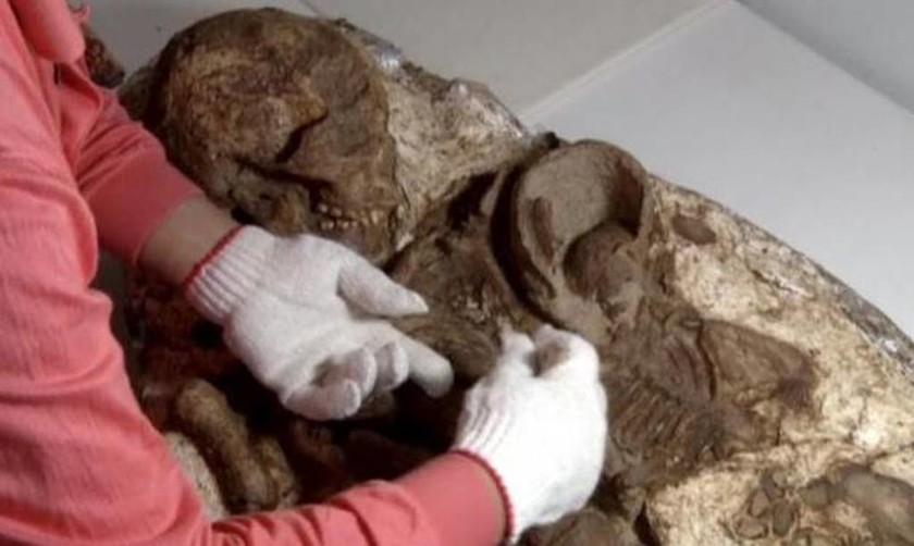 Ταϊβάν: Ανακαλύφθηκε απολίθωμα μητέρας με βρέφος στην αγκαλιά, ηλικίας 4.800 χρόνων! (pics)
