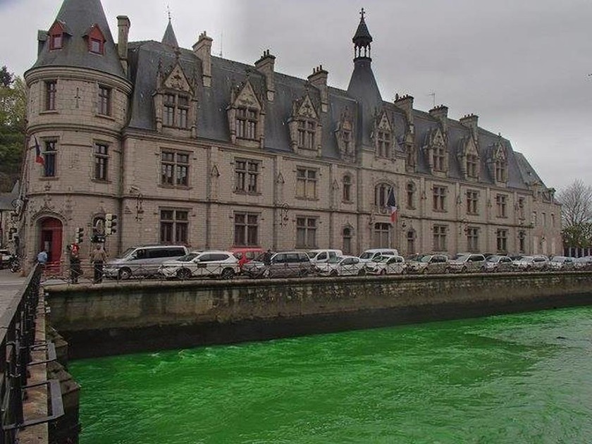 Γαλλία: Γιατί τα ποτάμια βάφτηκαν πράσινα; (pics+vid)