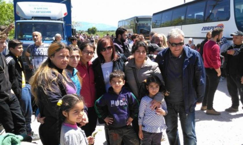 Συγκίνηση κατά την αναχώρηση των προσφύγων από την Κοζάνη - Έφτασαν στη Θεσσαλονίκη