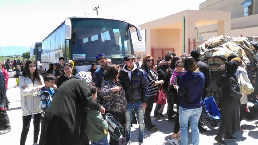 Συγκίνηση κατά την αναχώρηση των προσφύγων από την Κοζάνη - Έφτασαν στη Θεσσαλονίκη