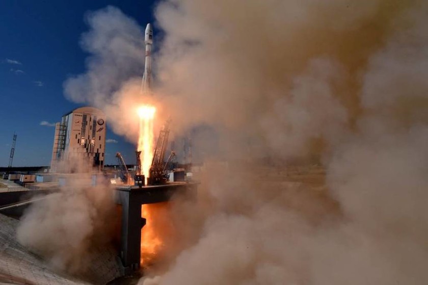 Εκτόξευση νέου πυραύλου Soyuz από νέο κοσμοδρόμιο στη Ρωσία παρουσία του Πούτιν (Pics & Vids)