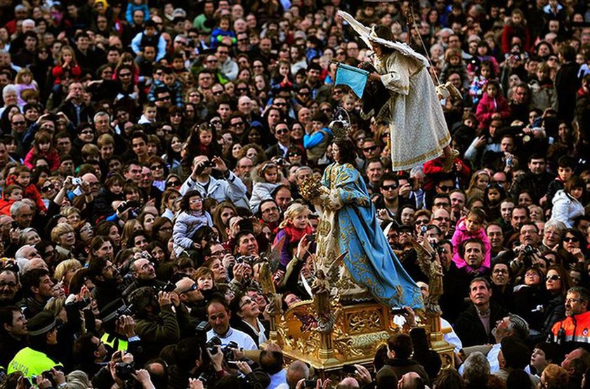Άγαλμα της Παναγία, μεταφέρεται κατά τη διάρκεια της τελετής «Καθόδου του Αγγέλου», την Κυριακή του Πάσχα στην πόλη Tudela - Ισπανία