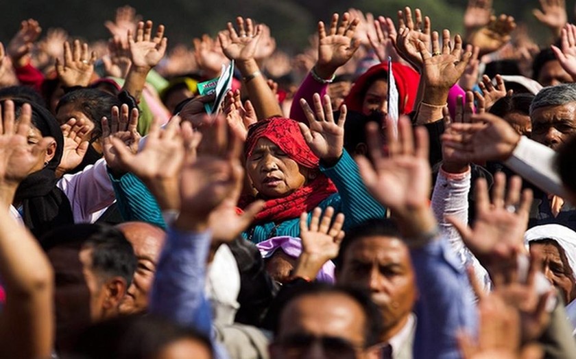  Ομάδα Χριστιανών προσεύχονται συγκεντρωμένοι την Κυριακή του Πάσχα - Νεπάλ