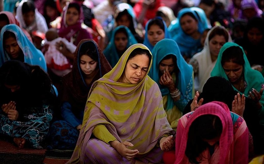 Πιστοί προσεύχονται σε γειτονιά του Ισλαμαμπάντ - Πακιστάν