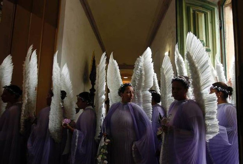 Προσκυνητές ντυμένοι άγγελοι συμμετέχουν στην Κυριακή του Πάσχα στην πομπή στην πόλη Ouro Preto - Βραζιλία