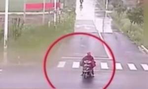 Σοκαριστικό βίντεο: Δείτε πώς μοτοσικλετιστής γλίτωσε από βέβαιο θάνατο!
