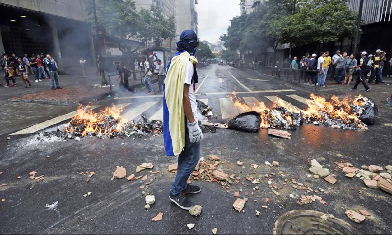 Η Βενεζουέλα βυθίζεται στο σκοτάδι - Αναρχία και χάος στους δρόμους του Καράκας
