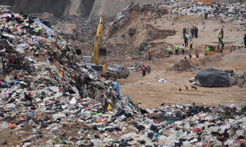 Τραγικός θάνατος: Καταπλακώθηκαν από τόνους σκουπιδιών