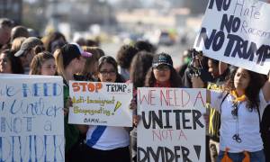 ΗΠΑ: Εκατοντάδες άνθρωποι διαδηλώνουν κατά του Τραμπ στο Σαν Φρανσίσκο (pics+vids)