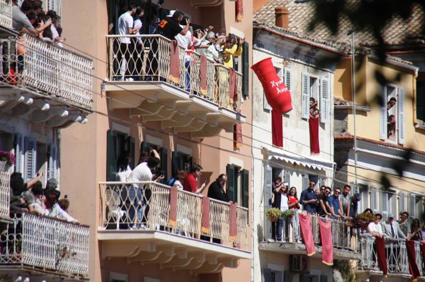 Πάσχα στην Κέρκυρα: Χιλιάδες «μπότηδες» έγιναν κομμάτια και έφεραν την πρώτη Ανάσταση (pics)