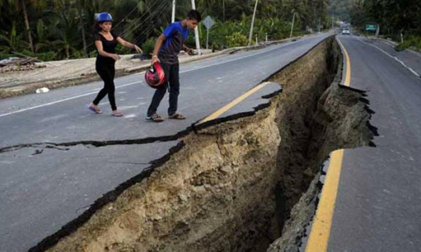 Iσημερινός: Ένας άνδρας 72 ετών διασώθηκε 13 ημέρες μετά το σεισμό (Vid)