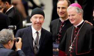 Βατικανό: Ο κιθαρίστας των U2 έγραψε ιστορία σε συναυλία στην Καπέλα Σιξτίνα! (vid)