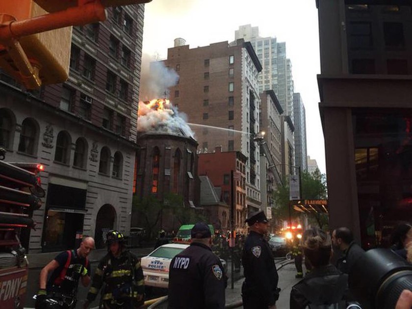 Μεγάλη πυρκαγιά κατακαίει ορθόδοξη εκκλησία στη Νέα Υόρκη – Φόβοι για εγκλωβισμένους (Pics)