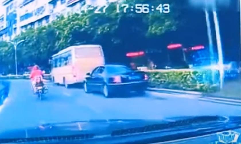 Βίντεο - σοκ: Κοριτσάκι δύο ετών πέφτει από παράθυρο λεωφορείου σε πολυσύχναστο δρόμο