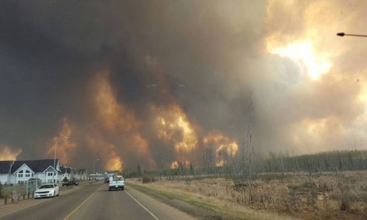 Καναδάς: Μαζική εκκένωση πόλης λόγω μεγάλης πυρκαγιάς (video)
