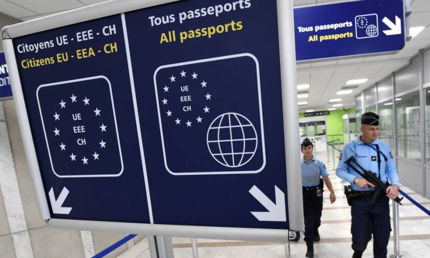 «Η Ελλάδα εκτός ζώνης Σένγκεν» - Αυξημένοι έλεγχοι σε Έλληνες ταξιδιώτες