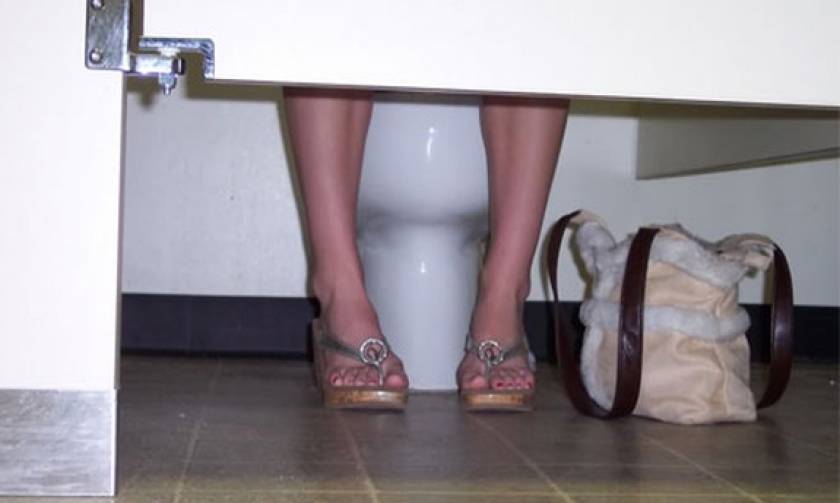 Τύρναβος: Δικηγόρος κατηγορείται ότι βιντεοσκοπούσε σε γυναικείες τουαλέτες