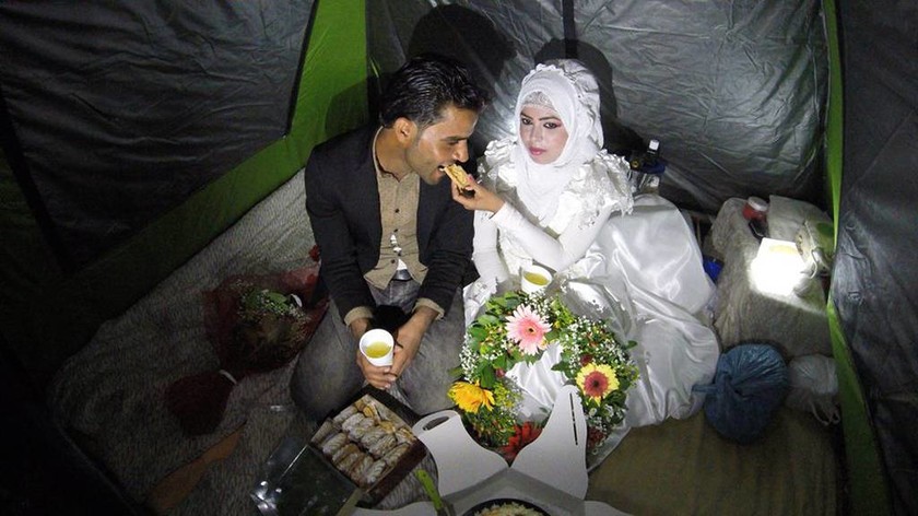 Σήμερα γάμος… έγινε στην Ειδομένη: Πρόσφυγες παντρεύτηκαν μέσα σε σκηνή! (video+photos)