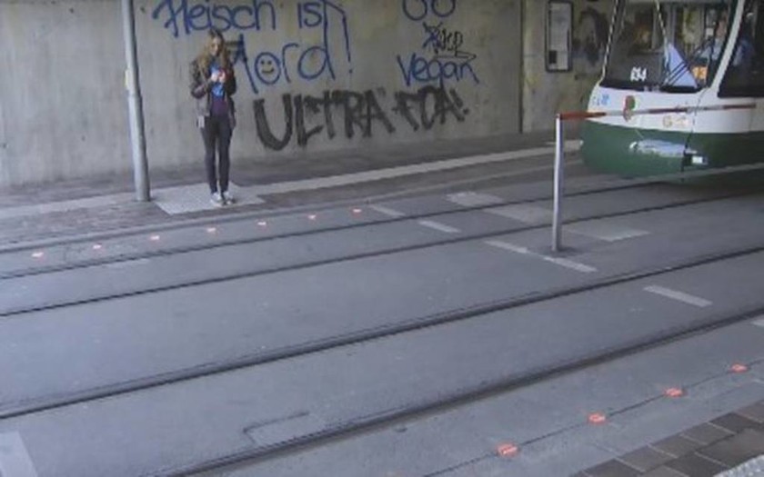 Γερμανία: Φανάρια στο έδαφος για τους πεζούς που… χαζεύουν στο κινητό τους! (pics+vid)