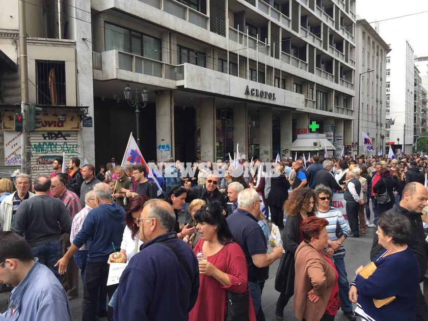 Ασφαλιστικό: Σε εξέλιξη τα συλλαλήτηρια στο κέντρο της Αθήνας (photos, video)