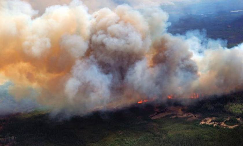 Δραματικές εικόνες: Συνεχίζει ανεξέλεγκτη η φωτιά στον Καναδά (pics+vid)
