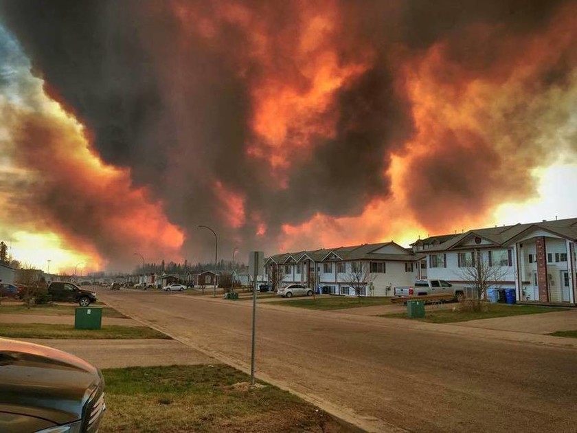 Δραματικές εικόνες: Συνεχίζει ανεξέλεγκτη η φωτιά στον Καναδά (pics+vid)