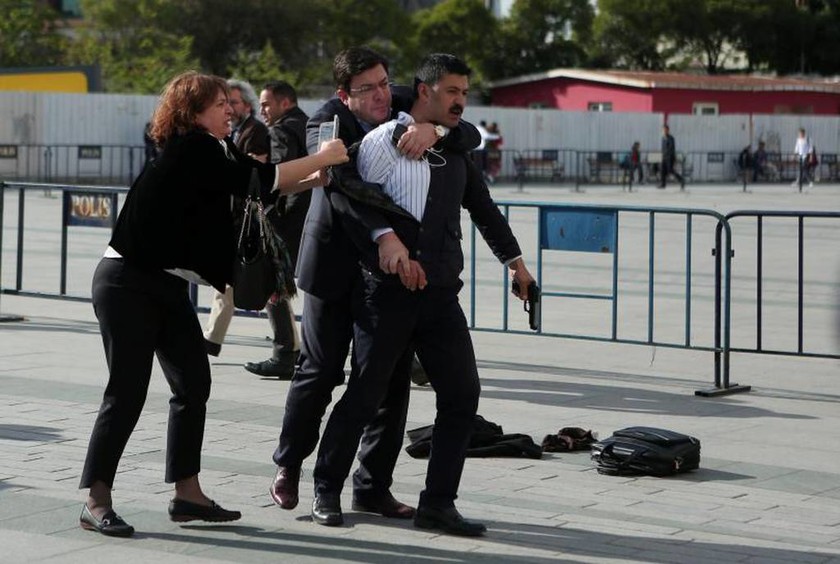 Έκτακτο: Πυροβολισμοί έξω από τα δικαστήρια της Κωνσταντινούπολης (Pics & Vids)