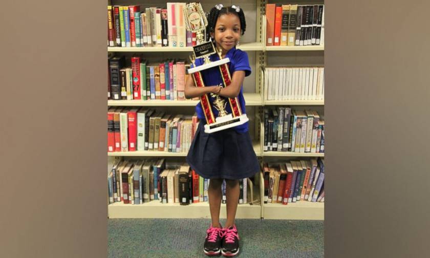 ΗΠΑ: 7χρονη που γεννήθηκε χωρίς χέρια, κέρδισε σε διαγωνισμό καλλιγραφίας (pic+vid)