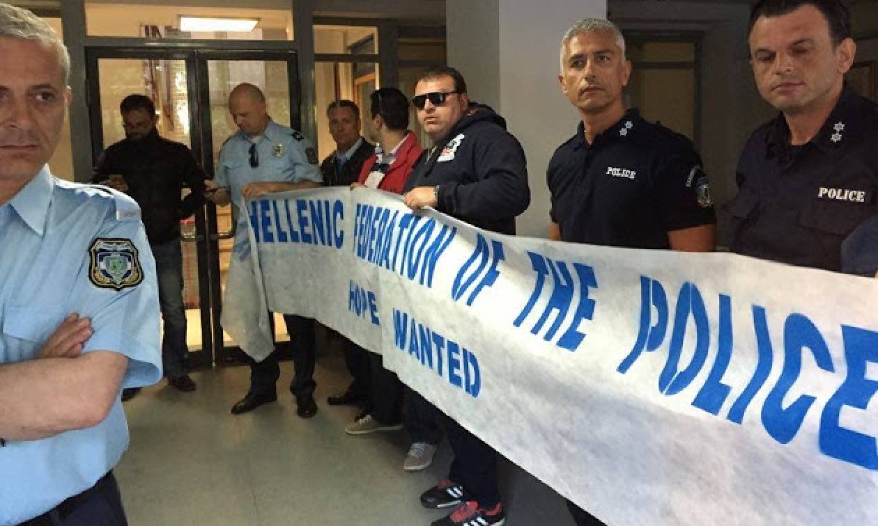 Κύμα αντιδράσεων για το Ασφαλιστικό – Αστυνομικοί έκαναν κατάληψη στα γραφεία του ΣΥΡΙΖΑ