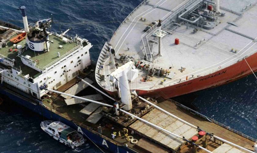 Δεκαεπτά αγνοούμενοι έπειτα από σύγκρουση αλιευτικού σκάφους με φορτηγό πλοίο