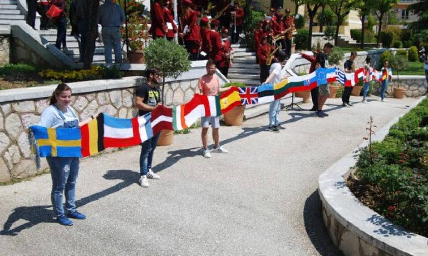 Καβάλα: Κασκόλ 15 μέτρων «αγκάλιασε» το δημαρχείο για την Ημέρα της Ευρώπης (vid)