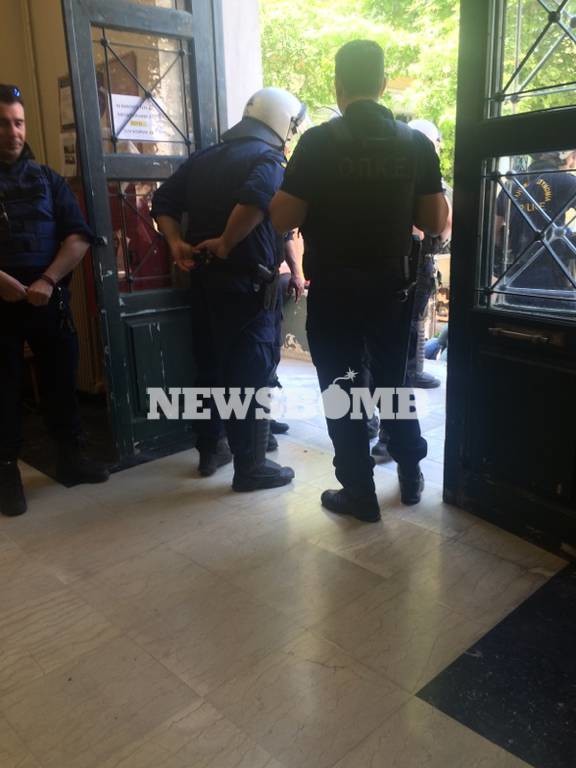Επίθεση δέχτηκε ο Θάνος Πλεύρης μέσα στα δικαστήρια της Ευελπίδων (photos)