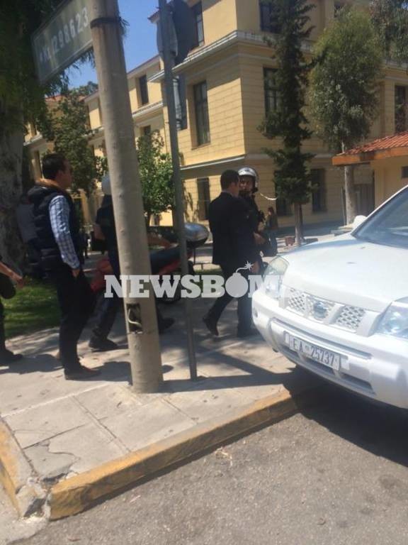 Επίθεση δέχτηκε ο Θάνος Πλεύρης μέσα στα δικαστήρια της Ευελπίδων (photos)