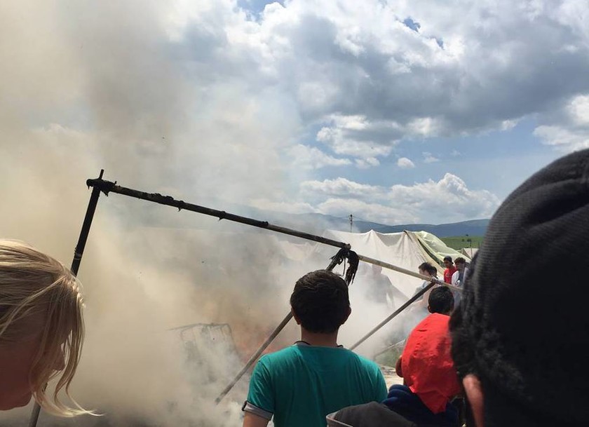 Ιωάννινα: Φωτιά στον προσφυγικό καταυλισμό στον Κατσικά (pics)