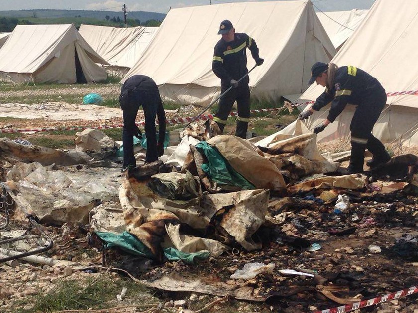 Ιωάννινα: Φωτιά στον προσφυγικό καταυλισμό στον Κατσικά (pics)