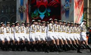 Η πιο σέξι παρέλαση: Τα «κορίτσια του Πούτιν» μάγεψαν στα... λευκά! (videos)