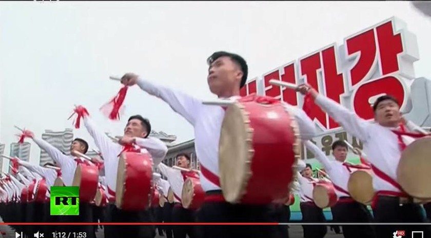 Το βίντεο που θα μείνει στην ιστορία: H αποθέωση του Κιμ Γιονγκ Ουν από δεκάδες χιλιάδες Κορεάτες 