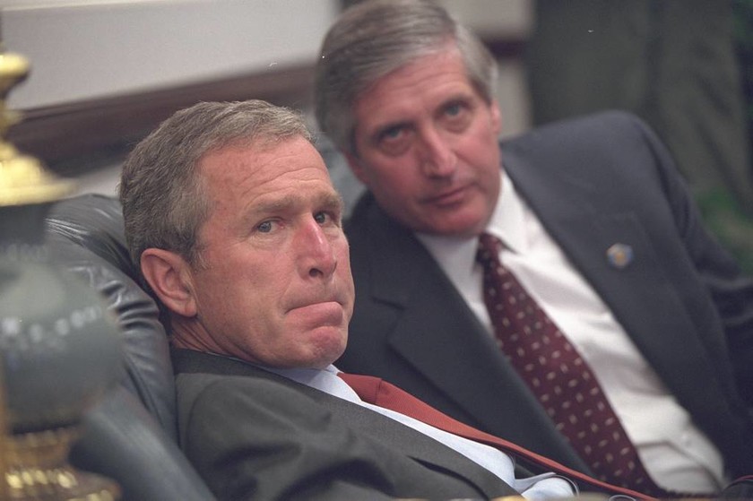 Αδημοσίευτες φωτογραφίες καταγράφουν τις πρώτες αντιδράσεις του Μπους μετά το χτύπημα της 11/9