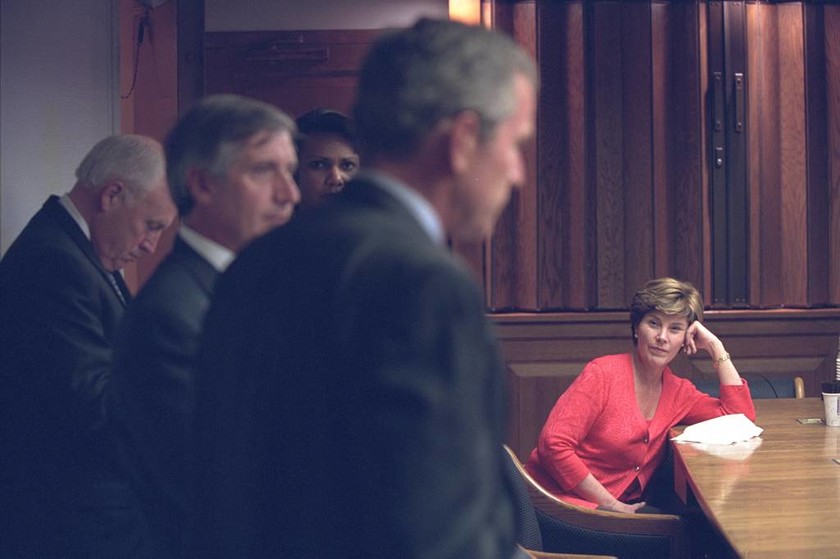 Αδημοσίευτες φωτογραφίες καταγράφουν τις πρώτες αντιδράσεις του Μπους μετά το χτύπημα της 11/9
