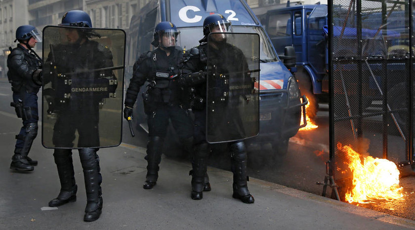 Καζάνι που βράζει η Γαλλία: Δείτε LIVE τα επεισόδια των διαδηλωτών με την αστυνομία στο Παρίσι (Vid)