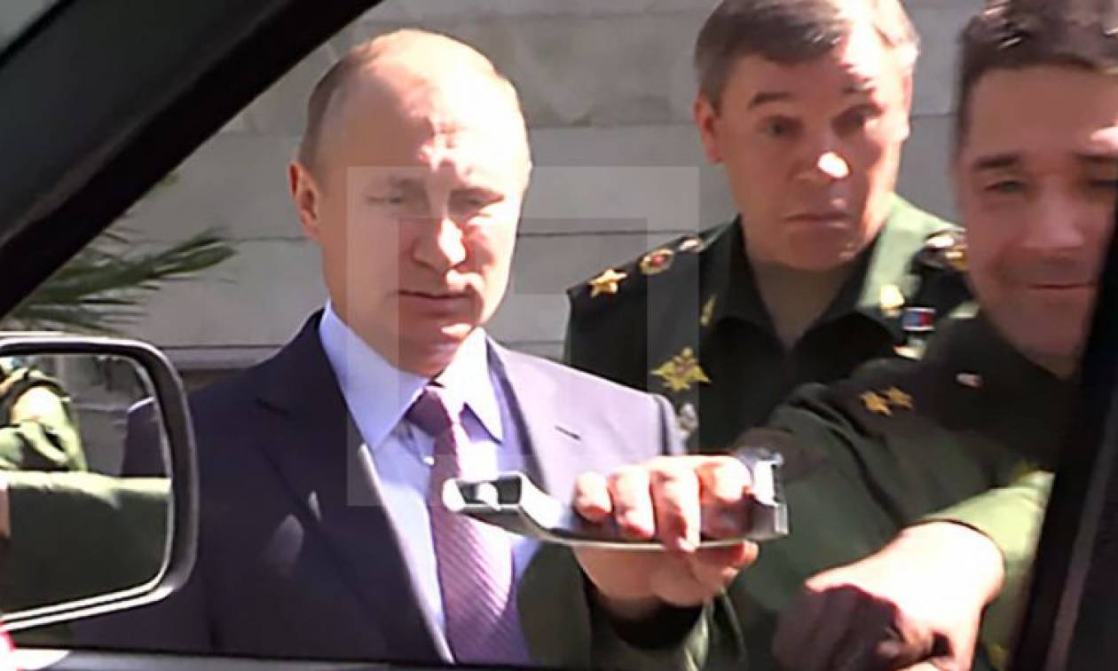 Άφωνος ο Πούτιν σε στρατιωτική επιθεώρηση: Έμεινε με το  χερούλι στο χέρι (Vid)