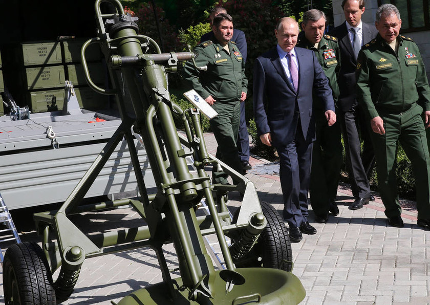 Άφωνος ο Πούτιν σε στρατιωτική επιθεώρηση: Έμεινε με το  χερούλι στο χέρι (Vid)