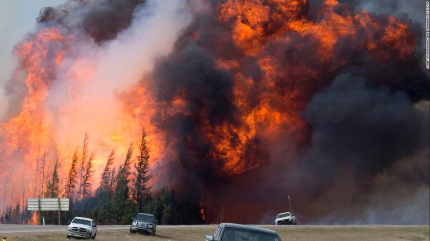 Ανεξέλεγκτη μαίνεται η τεράστια πυρκαγιά στον Καναδά