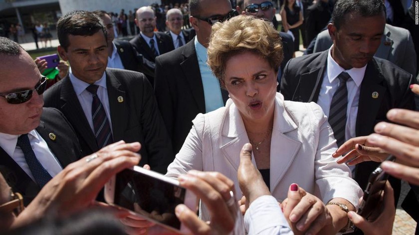 Η Προεδρος της Βραζιλίας Ρούσεφ λίγο πριν την ψήφο καθαίρεσης της για διαφθορά