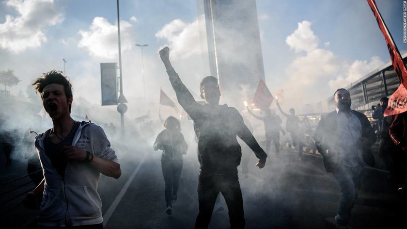 Διαδηλωτές σε πορείας μνήμης αριστερών αγνωνιστών στην Κωνσταντινούπολη